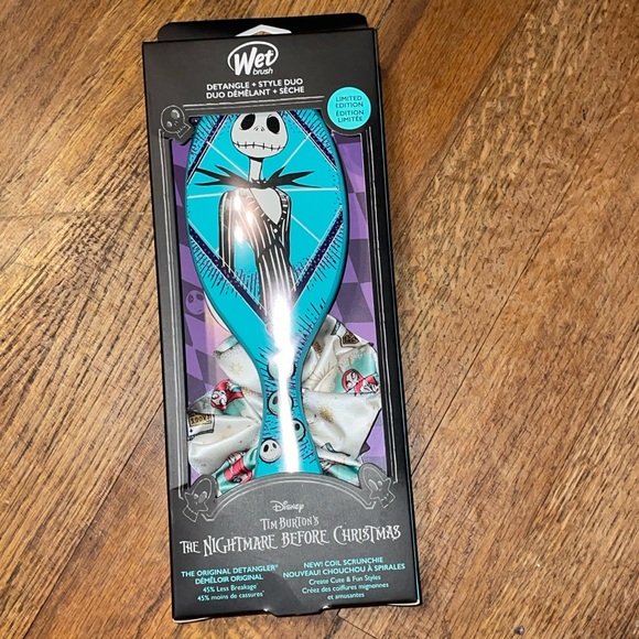 •WET BRUSH•NIB LIMITED NBC EDITION DANGLE + STYLE DUO HAIR BRUSH & SCRUNCHIE SET - Picture 3 of 6